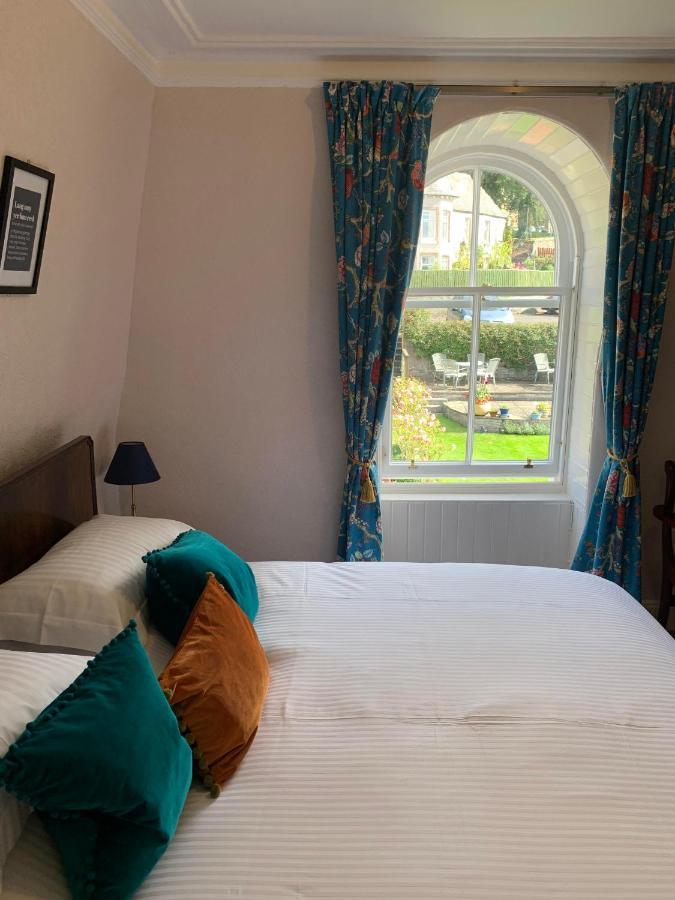 Leven House Bed And Breakfast ครีฟ ภายนอก รูปภาพ