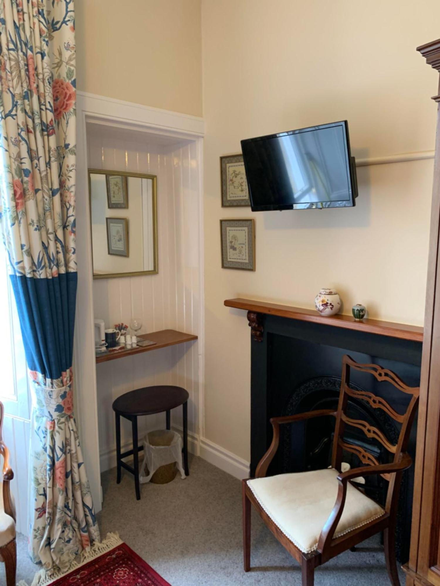 Leven House Bed And Breakfast ครีฟ ภายนอก รูปภาพ